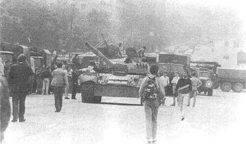 Т80УД на улицах Москвы август 1991 г фото Д Гринюка Часть 3 ОСНОВНЫЕ - фото 60