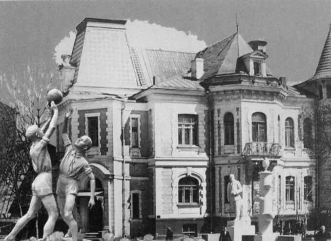С семи лет Ролан Быков занимался в театральной студии Московского городского - фото 11