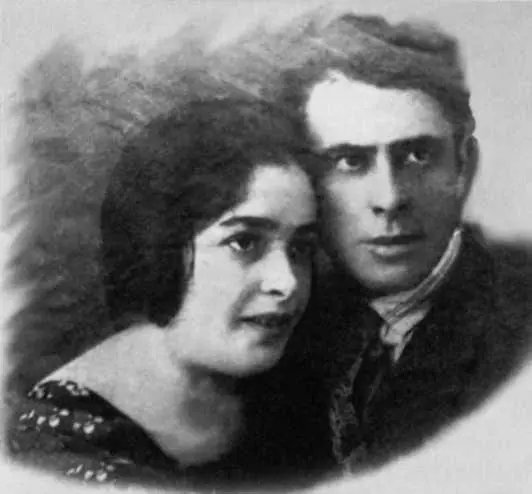 Родители Ольга Элла Матвеевна и Антон Михайлович Быковы Ролан с мамой - фото 9