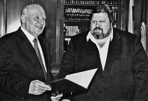 Сентябрь 2001 г Егор Строев произносит речь по поводу моего награждения Вес - фото 13