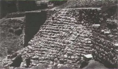 Ступенчатая каменная структура на восточной стороне града Давидова - фото 125