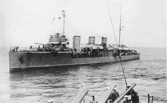 Эскадренные миноносцы Фрунзе вверху и Дзержинский в 1941 г - фото 139