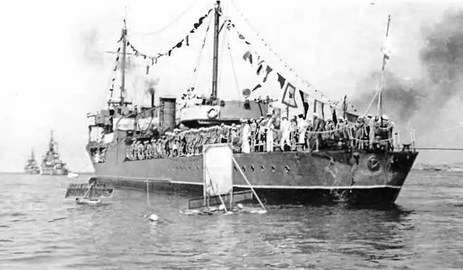 1950й г Железняков на параде посвященном Дню ВМФ - фото 168