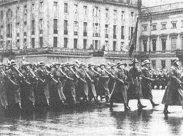 Нацистская пропаганда пыталась изобразить фольксштурм вооруженный - фото 103