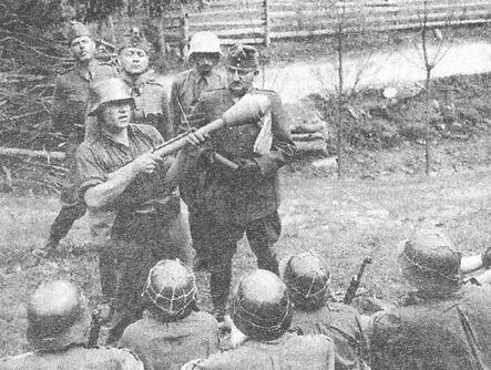 Немецкий инструктор обучает венгерских солдат обращаться с Панцерфаустом - фото 112