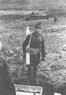 Румынские солдаты изучают Панцершрек В 1944 году когда Румыния перешла на - фото 114