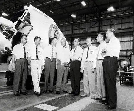 В 1959 году перед полетом в космос первые семь американских астронавтов - фото 11