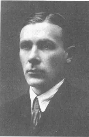 Михаил Булгаков 1916 г МА Булгаков в группе врачей 1916 г Татьяна Лaппа - фото 16
