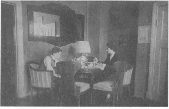 Елена Сергеевна и ее племянник в квартире в Нащокинском переулке Подвальчик - фото 42