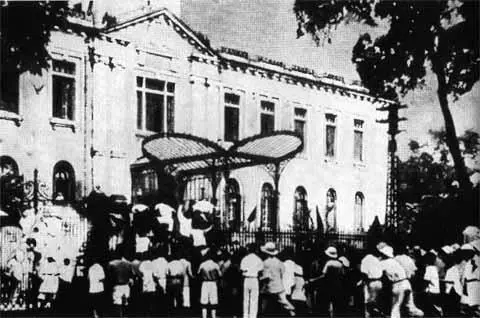 Августовские дни 1945 года в Ханое На посту Президента ДРВ Хо Ши Мин в - фото 24