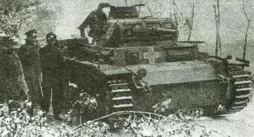 Немецкий танк TIIIE Немецкий легкий танк Лухс Еще в 1939 году была - фото 161