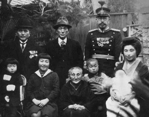 102 Исии с семьей в 1938 г Слева направо братья Такэо Мицуо фотография из - фото 101