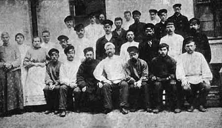 33 Служительский персонал форта в 1907 г По своим размерам лаборатория могла - фото 33