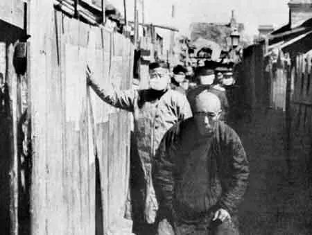 81 Больной легочной чумой китаец на улице Старого Харбина 1921 г Из книги Wu - фото 80