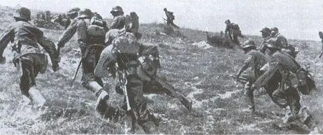Наступление пехоты на высоте перед Севастополем Державшаяся более 8 месяцев - фото 64