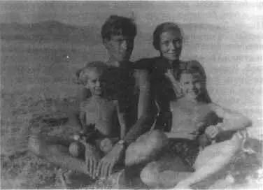 ЛБаранович Поливанова и МКПоливанов с детьми Коктебель 1963 г огибает - фото 7