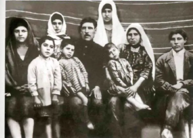 Собралась вся большая семья Алиевых Гейдар второй слева В 1938 году он - фото 6