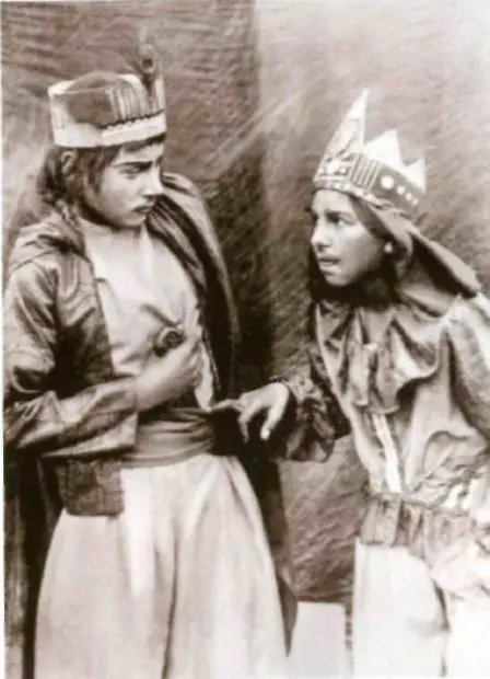 Студенческий спектакль по пьесе С Вургуна Вагиф Гейдар Алиев слева А на - фото 8