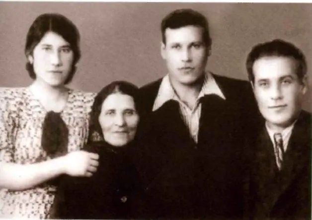 Рафига Агиль и Гейдар Алиевы с мамой Иззетханум Баку 1952 г Зарифе - фото 11