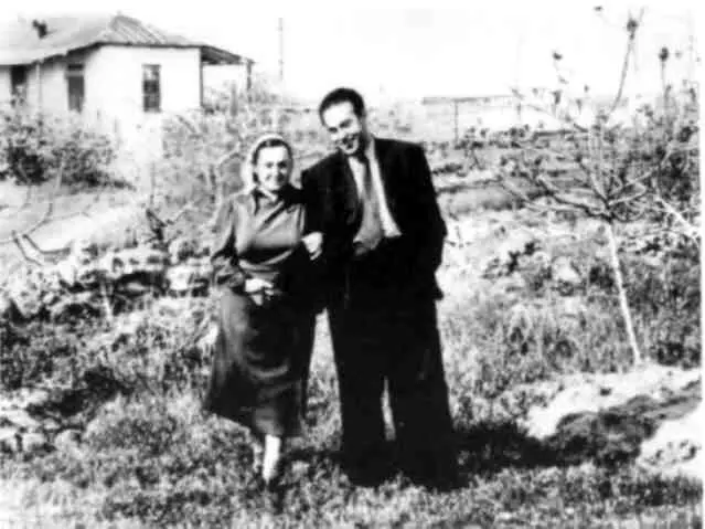 Как молоды мы были Зарифа и Гейдар Алиевы Гейдар Алиевич с дочуркой Севиль - фото 19