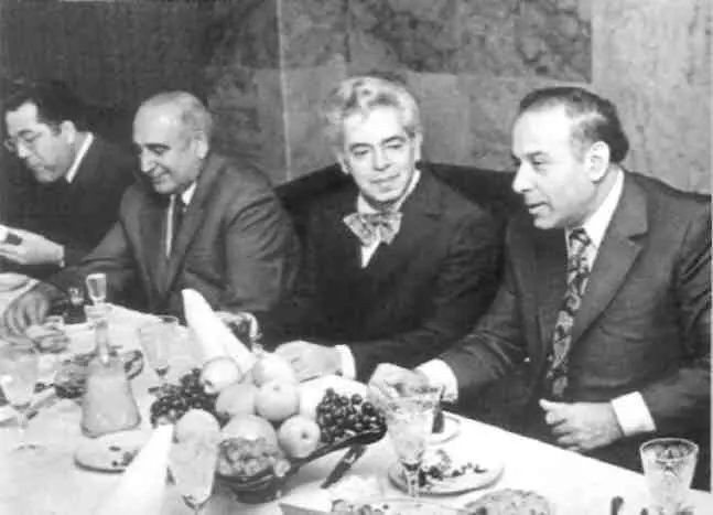 и Аркадием Райкиным 1975 г Зарифа и Гейдар Алиевы по праву гордились - фото 35