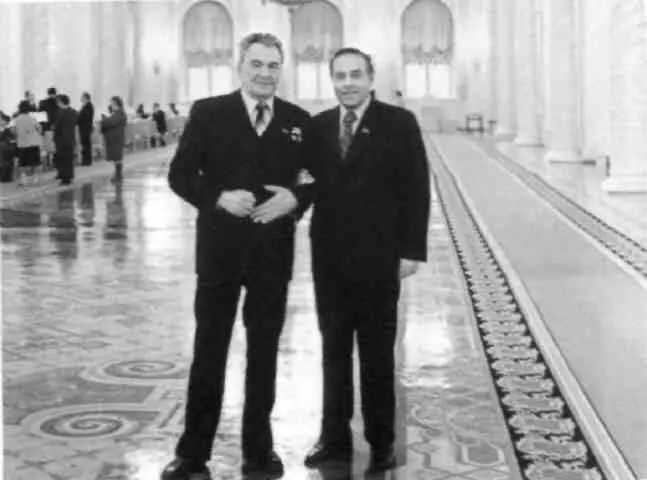 Гейдар Алиев и первый секретарь ЦК Компартии Казахстана Динмухамед Кунаев в - фото 42