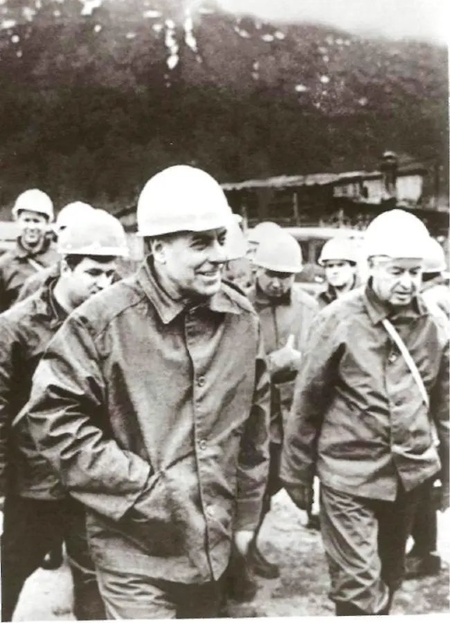 Гейдар Алиев среди проходчиков СевероМуйского тоннеля на строительстве - фото 44