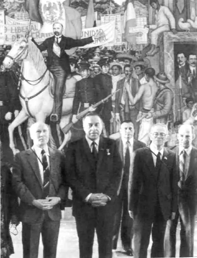Гейдар Алиев во главе советской делегации в Мехико 1982 г С председателем - фото 45