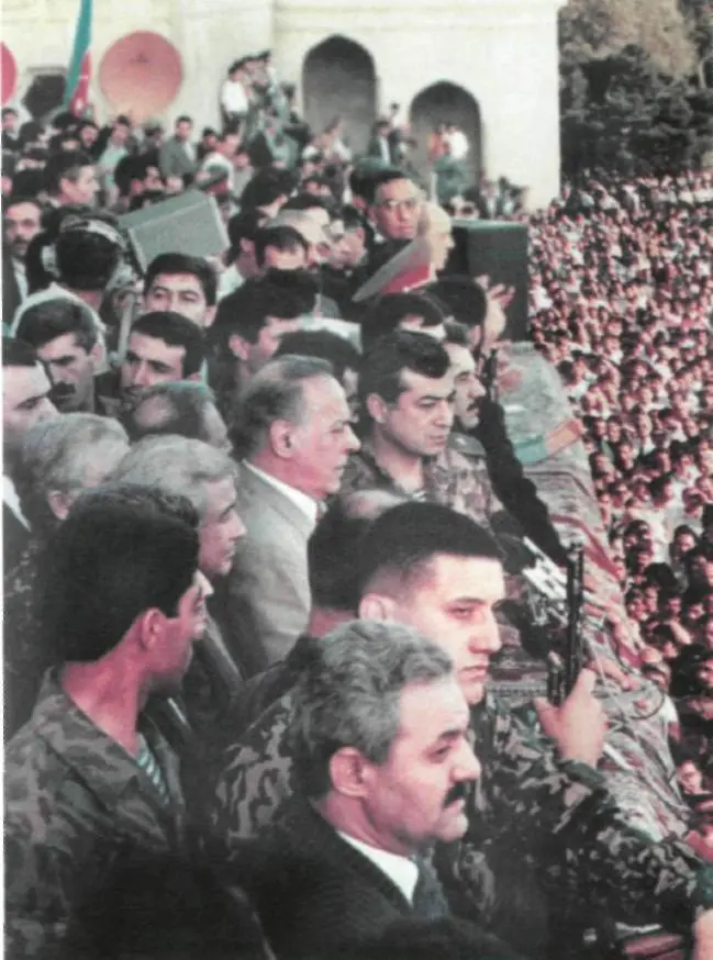 Защитить своего Президента пришли сотни тысяч граждан Азербайджана Баку 1994 - фото 55