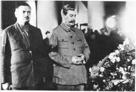 Редкая фотография 1934 г Сталин на похоронах ленинградского партийного - фото 6