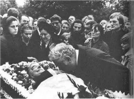 Похороны Шостаковича 14 августа 1975 г в Новодевичьем монастыре в Москве - фото 23