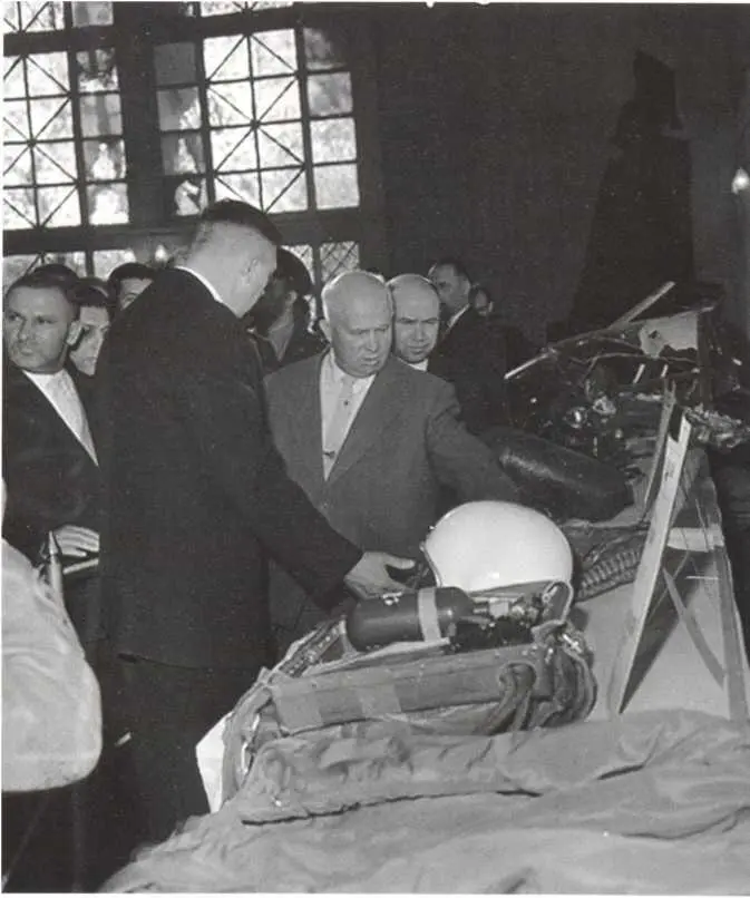 Никита Хрущёв осматривает снаряжение пилота U2 Пауэрса на выставке останков - фото 30