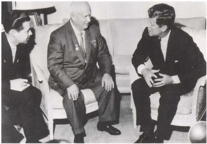 4 июня 1961 года в Вене на встрече с президентом США Джоном Кеннеди Хрущёв - фото 54