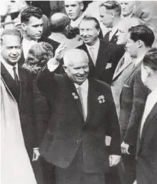 Хрущёв после выступления на Генеральной Ассамблее ООН В 1960 году особая - фото 38