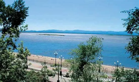 Вид на р Амур в Хабаровске Рельеф Примерно три четверти края занимают горы и - фото 102