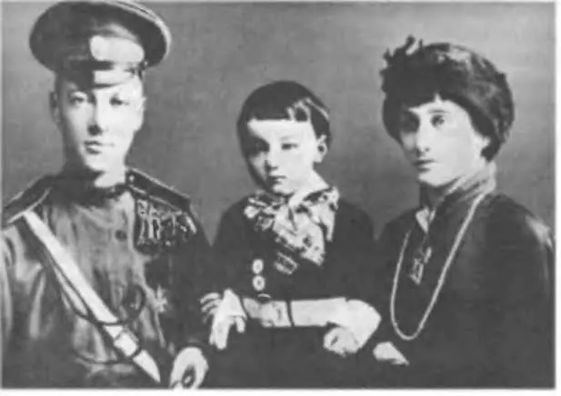 Николай Гумилев с женой Анной Ахматовой и сыном Львом Фото 1915 г 16 августа - фото 63