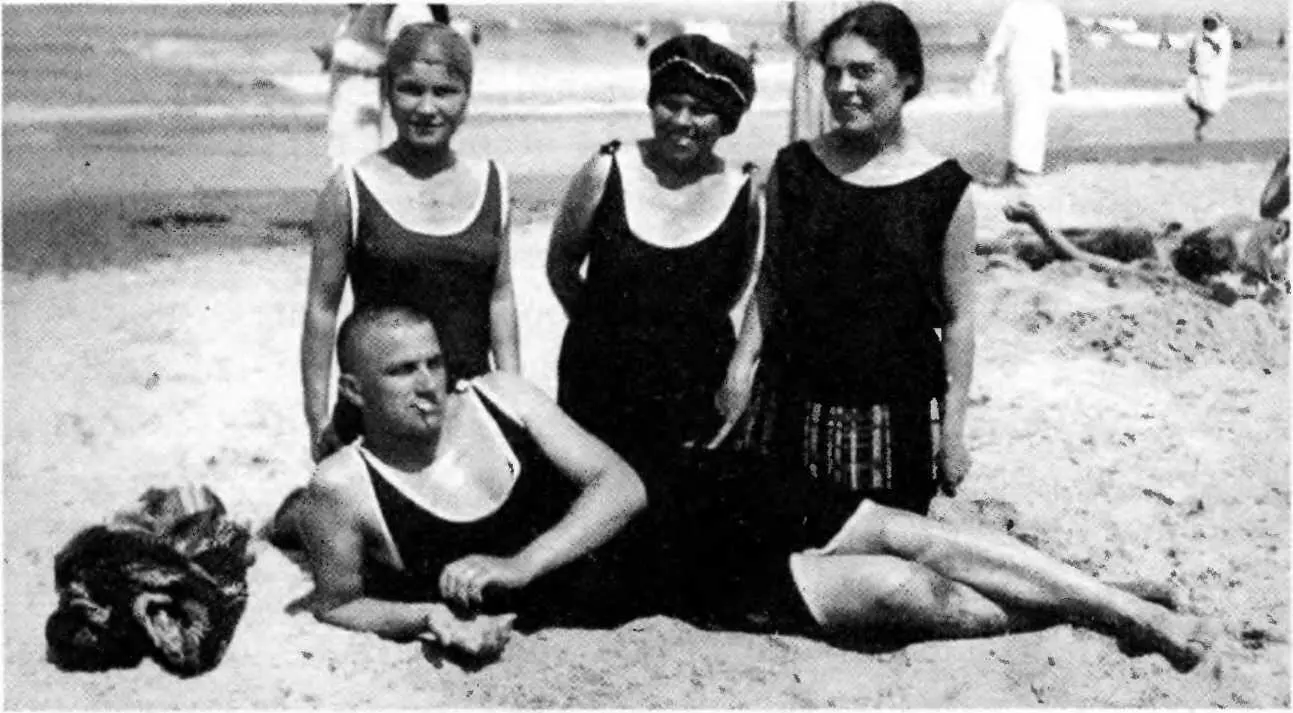 Маяковский Раиса Кушнер Лили и ее мать в Нордернее летом 1923 г ветствовало - фото 93