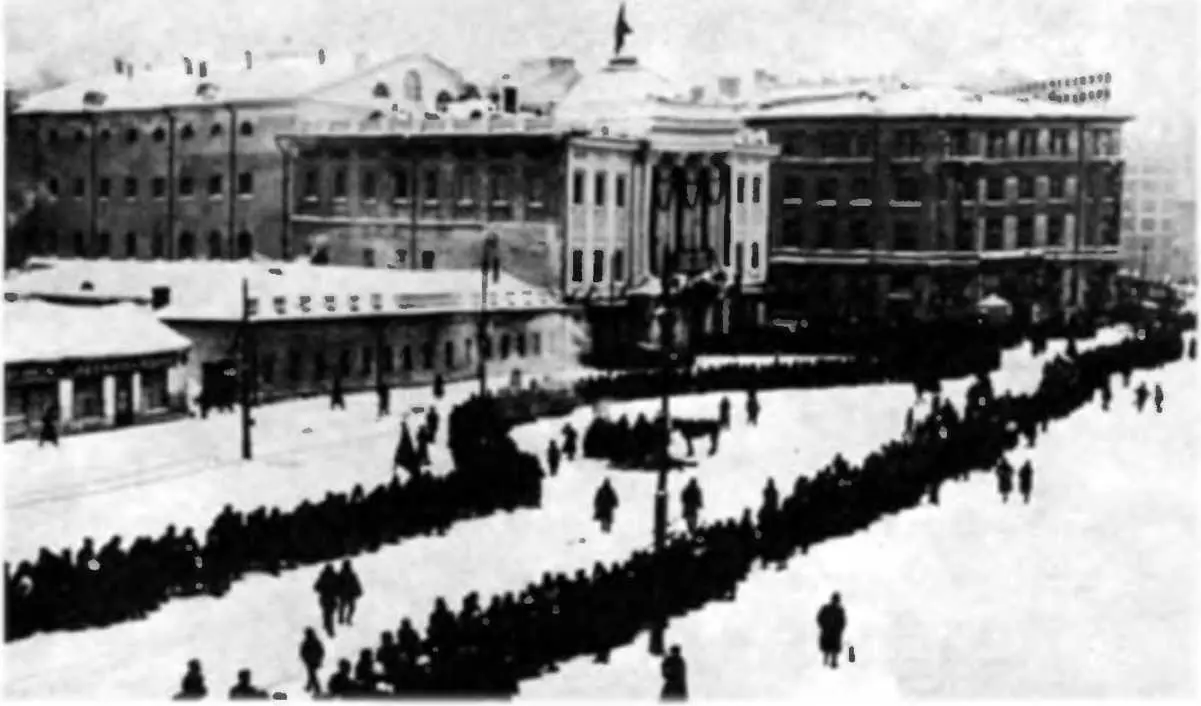 Очередь в Дом Союзов где стоял гроб с телом Ленина Сколько простоим Никто не - фото 100