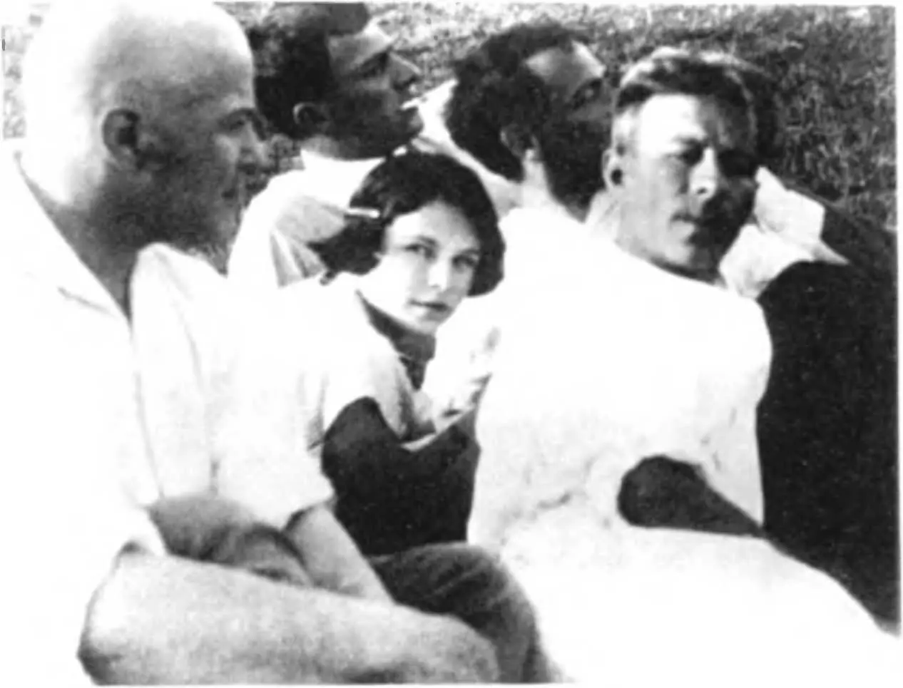 Луэлла Краснощекова в Пушкине со Шкловским Маяковским Асеевым и Борисом - фото 103