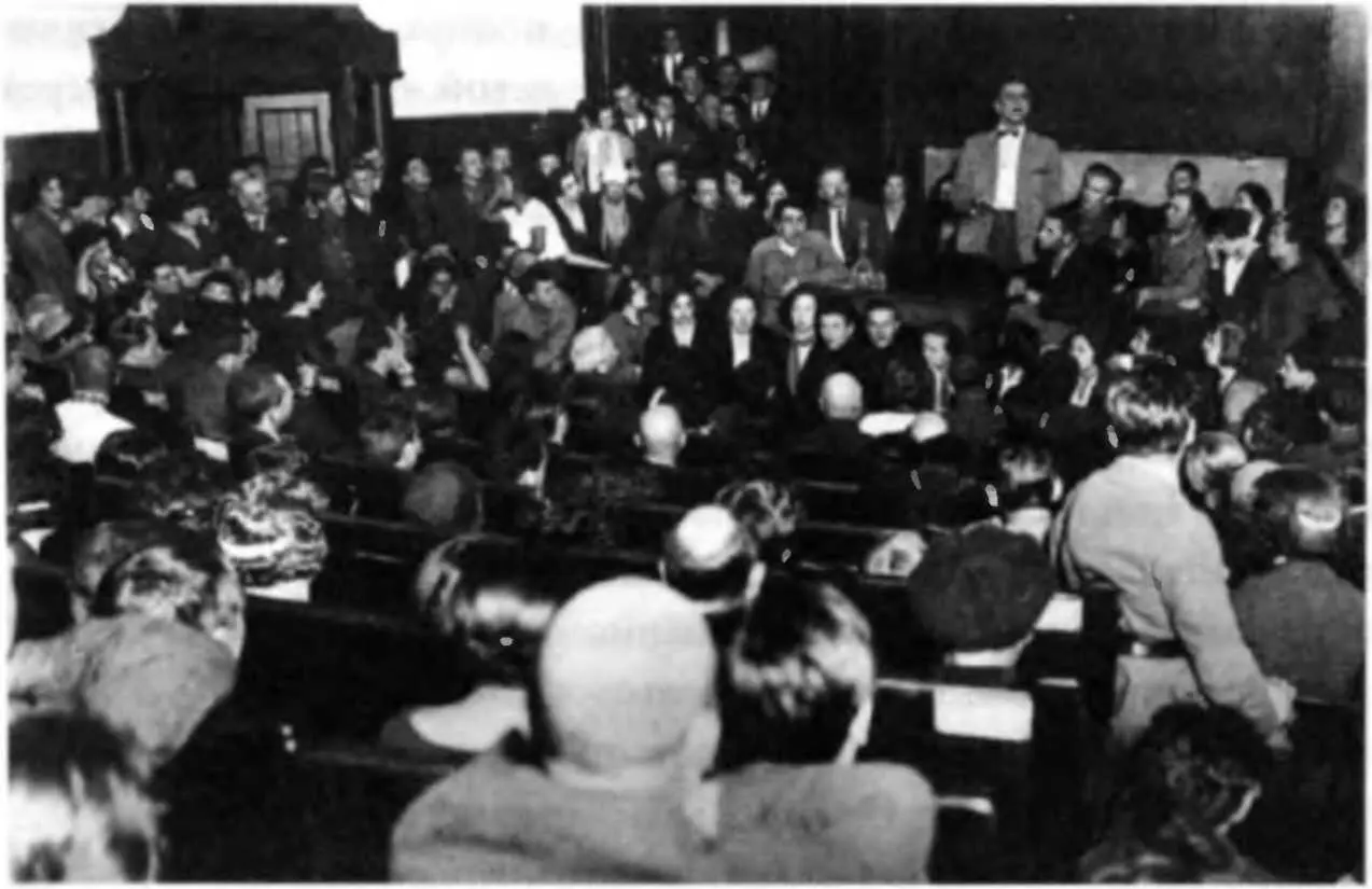 Татьяна Яковлева в 1932 г Любимой эстрадой Маяковского в Москве был - фото 133