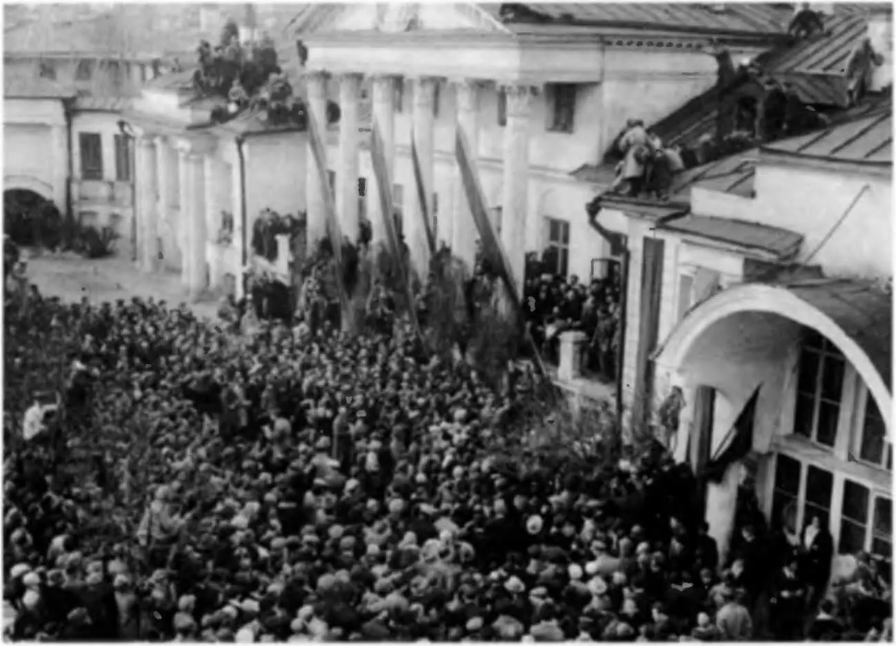 Прощальная церемония во дворе Дома писателей Оратор на балконе бывший нарком - фото 178