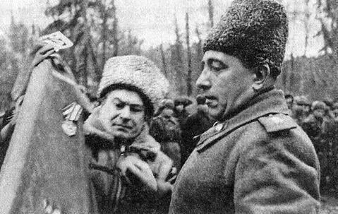 Н К Попель и М Е Катуков награждают орденом Боевого Красного Знамени - фото 12