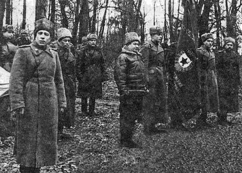 Вручение гвардейского знамени одной из танковых частей Слева М Е Катуков - фото 35