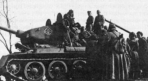 Пехотинцы отобранные в десант занимают места на броне танка Допоздна - фото 36