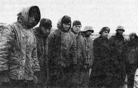 Строй пленных немцев перед объективом фотографа Тогда в 1945м нам было не - фото 60