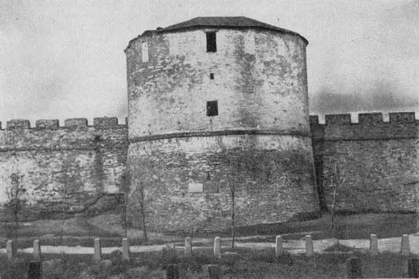 23 Кладовая башня до реставрации 1950 г 24 Лестница по боевому ходу - фото 48