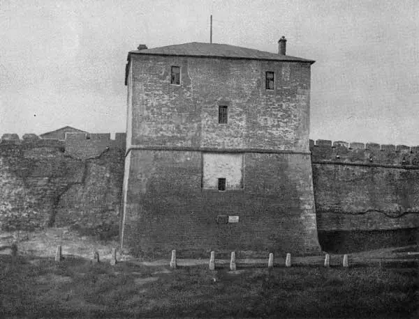 34 Никольская башня до реставрации 1950 г 35 Никольская башня после - фото 59