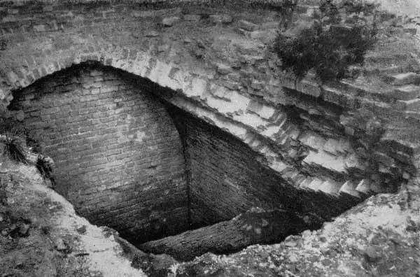41 Остатки свода засыпанной землей камеры пристройки к стене около Ивановской - фото 66