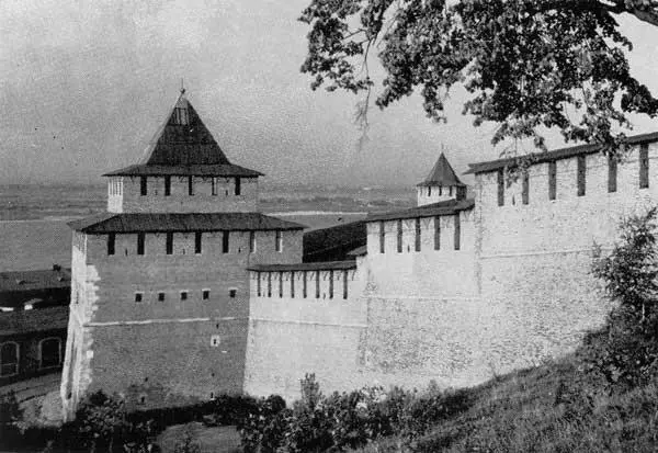 43 Ивановская башня после реставрации 44 Дмитровская башня до перестройки - фото 68