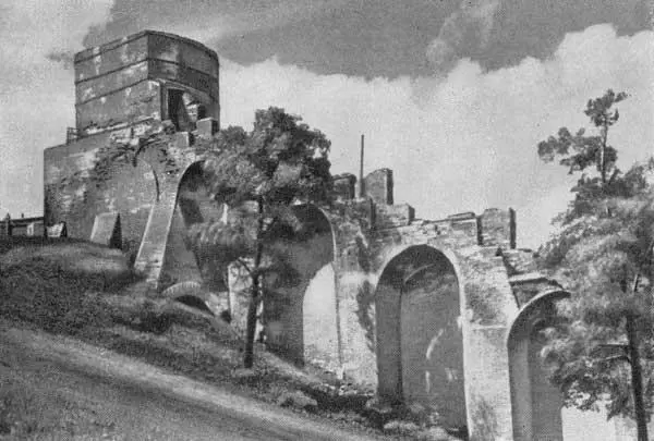 51 Часовая башня до реставрации 1952 г 52 Верх Часовой башни до - фото 76